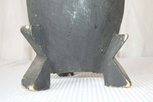 A STUNNING TRADITIONAL AFRICAN HAND CARVED HAND-DRUM WITH A HIDE SKIN TOP