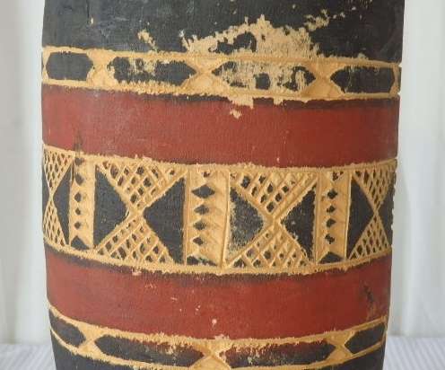 A STUNNING TRADITIONAL AFRICAN HAND CARVED HAND-DRUM WITH A HIDE SKIN TOP