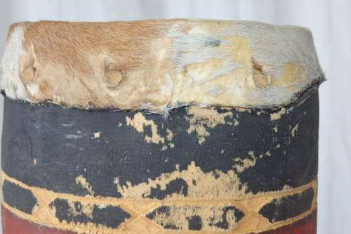 A STUNNING TRADITIONAL AFRICAN HAND CARVED HAND-DRUM WITH A HIDE SKIN TOP