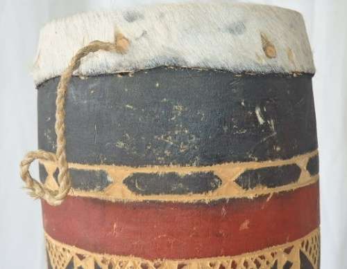 A STUNNING TRADITIONAL AFRICAN HAND CARVED HAND-DRUM WITH A HIDE SKIN TOP