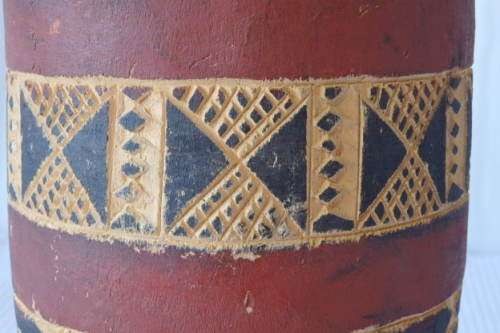 A STUNNING TRADITIONAL AFRICAN HAND CARVED HAND-DRUM WITH A HIDE SKIN TOP