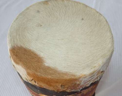 A STUNNING TRADITIONAL AFRICAN HAND CARVED HAND-DRUM WITH A HIDE SKIN TOP
