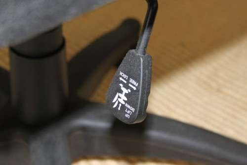 A FANTASTIC BLACK EXECUTIVE'S OFFICE CHAIR WITH A HEIGHT AND BACKREST ADJUSTMENT LEVER