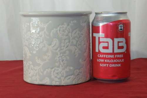 A BEAUTIFUL CERAMIC "DOVE GREY" AND WHITE TEXTURED PLANTER POT - PERFECT FOR A BRIGHT ARRANGEMENT