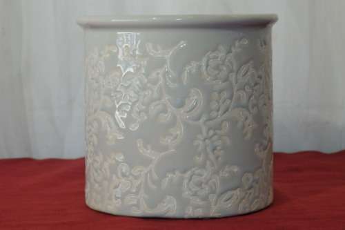 A BEAUTIFUL CERAMIC "DOVE GREY" AND WHITE TEXTURED PLANTER POT - PERFECT FOR A BRIGHT ARRANGEMENT