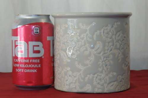 A BEAUTIFUL CERAMIC "DOVE GREY" AND WHITE TEXTURED PLANTER POT - PERFECT FOR A BRIGHT ARRANGEMENT