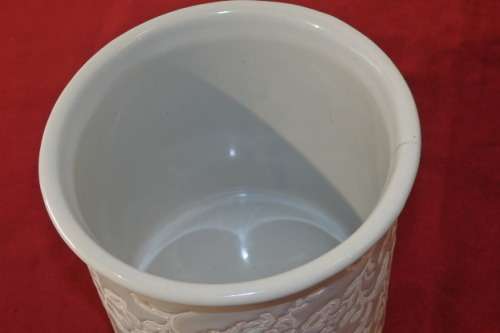 A BEAUTIFUL CERAMIC "DOVE GREY" AND WHITE TEXTURED PLANTER POT - PERFECT FOR A BRIGHT ARRANGEMENT