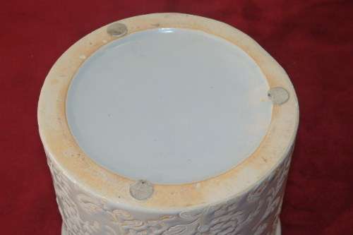 A BEAUTIFUL CERAMIC "DOVE GREY" AND WHITE TEXTURED PLANTER POT - PERFECT FOR A BRIGHT ARRANGEMENT