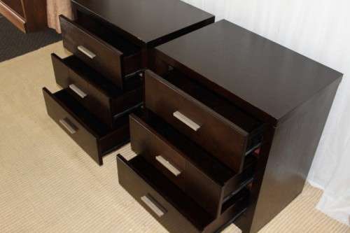 TWO GORGEOUS MODERN 3-DRAWER BEDSIDE PEDESTALS WITH BRUSHED ALUMINIUM HANDLES bid/pedestal