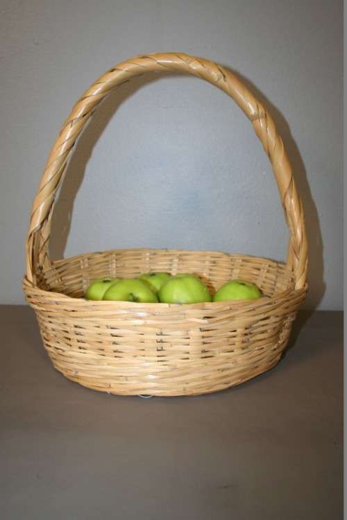 AN AWESOME WICKER PICNIC BASKET WITH A CARRY HANDLE - PREFECT AS A FRUIT BASKET TOO