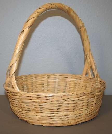 AN AWESOME WICKER PICNIC BASKET WITH A CARRY HANDLE - PREFECT AS A FRUIT BASKET TOO