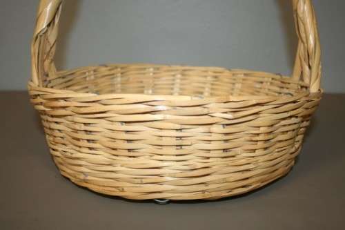 AN AWESOME WICKER PICNIC BASKET WITH A CARRY HANDLE - PREFECT AS A FRUIT BASKET TOO