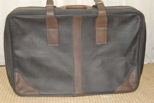 A WONDERFUL COLLECTION OF 6 x ASSORTED TRAVEL SUITCASES - PERFECT PROPS TOO!!