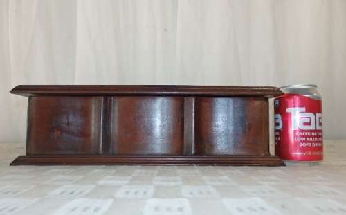 A SUPERB ANTIQUE SOLID WOODEN TABLE CIGAR BOX WITH A HINGED LID AND STUNNING DETAILING