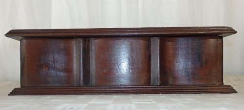 A SUPERB ANTIQUE SOLID WOODEN TABLE CIGAR BOX WITH A HINGED LID AND STUNNING DETAILING