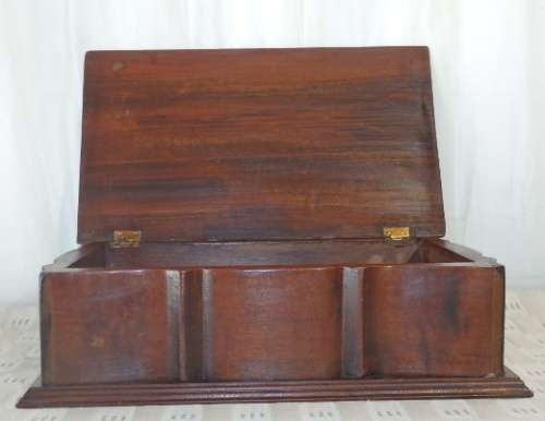 A SUPERB ANTIQUE SOLID WOODEN TABLE CIGAR BOX WITH A HINGED LID AND STUNNING DETAILING