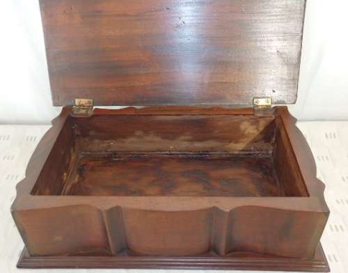 A SUPERB ANTIQUE SOLID WOODEN TABLE CIGAR BOX WITH A HINGED LID AND STUNNING DETAILING