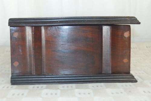 A SUPERB ANTIQUE SOLID WOODEN TABLE CIGAR BOX WITH A HINGED LID AND STUNNING DETAILING