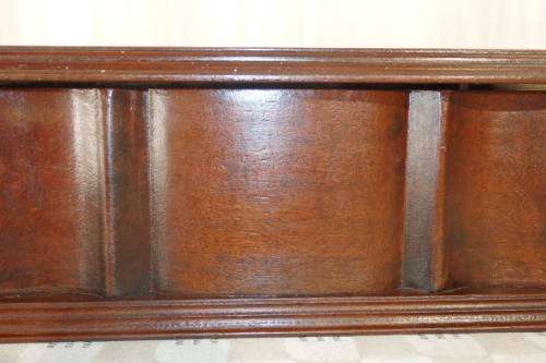 A SUPERB ANTIQUE SOLID WOODEN TABLE CIGAR BOX WITH A HINGED LID AND STUNNING DETAILING