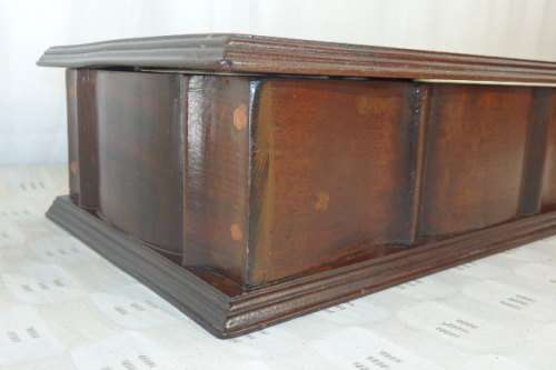 A SUPERB ANTIQUE SOLID WOODEN TABLE CIGAR BOX WITH A HINGED LID AND STUNNING DETAILING