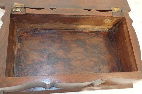 A SUPERB ANTIQUE SOLID WOODEN TABLE CIGAR BOX WITH A HINGED LID AND STUNNING DETAILING