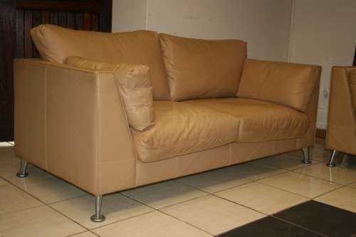2x SUPERB X-LARGE MODERN STYLED SAND BEIGE GENUINE LEATHER COUCHES IN EXCELLENT CONDITION bid/couch
