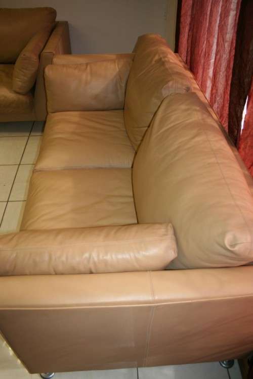 2x SUPERB X-LARGE MODERN STYLED SAND BEIGE GENUINE LEATHER COUCHES IN EXCELLENT CONDITION bid/couch