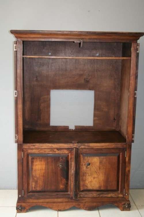 A STUNNING AND BEAUTIFULLY MADE INDONESIAN TEAK TV/ ENTERTAINMENT CABINET WITH AWESOME FINISHES