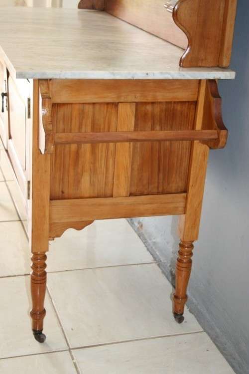 A SPECTACULAR ANTIQUE OREGON PINE WASH STAND WITH A WHITE MARBLE TOP AND TILED SPLASH BACK!