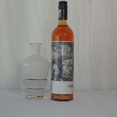 A GORGEOUS ITALIAN MADE FROSTED GLASS DECANTER WITH GOLD GILDED DETAILING