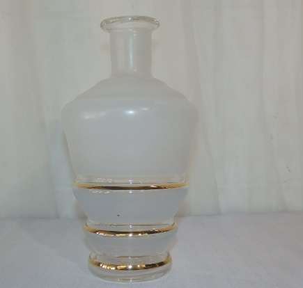 A GORGEOUS ITALIAN MADE FROSTED GLASS DECANTER WITH GOLD GILDED DETAILING