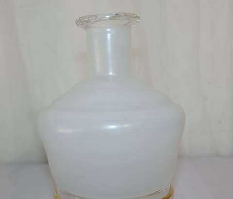 A GORGEOUS ITALIAN MADE FROSTED GLASS DECANTER WITH GOLD GILDED DETAILING