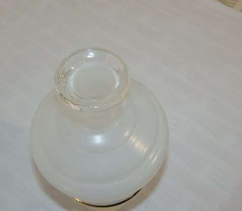 A GORGEOUS ITALIAN MADE FROSTED GLASS DECANTER WITH GOLD GILDED DETAILING