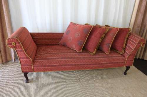 A SPECTACULAR ANTIQUE QUEEN ANNE CHAISE-LONGUE SOFA WITH A MIDDLE EASTERN FLAIR - STUNNING