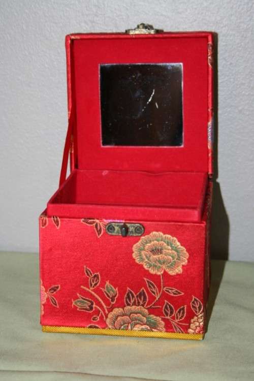 A WONDERFUL RED "SILK" ORIENTAL LADIES JEWELLERY BOX WITH A MIRROR - GREAT STORAGE BOX TOO