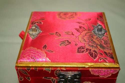 A WONDERFUL RED "SILK" ORIENTAL LADIES JEWELLERY BOX WITH A MIRROR - GREAT STORAGE BOX TOO
