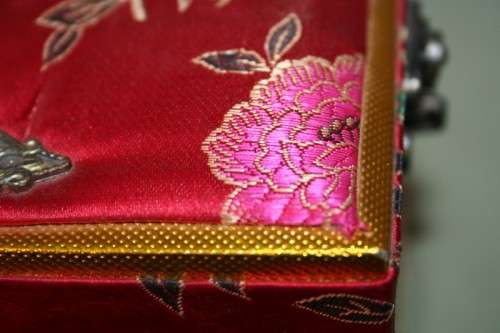 A WONDERFUL RED "SILK" ORIENTAL LADIES JEWELLERY BOX WITH A MIRROR - GREAT STORAGE BOX TOO