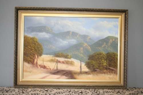 A BEAUTIFUL FRAMED OIL ON BOARD LANDSCAPE PAINTING BY THE (LATE) 20th CENTURY ARTIST HENNIE COETZEE
