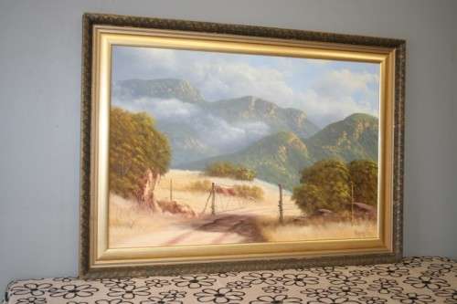 A BEAUTIFUL FRAMED OIL ON BOARD LANDSCAPE PAINTING BY THE (LATE) 20th CENTURY ARTIST HENNIE COETZEE