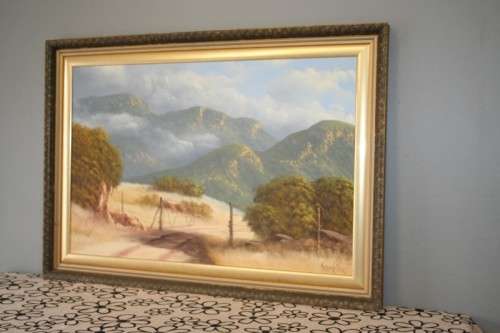 A BEAUTIFUL FRAMED OIL ON BOARD LANDSCAPE PAINTING BY THE (LATE) 20th CENTURY ARTIST HENNIE COETZEE