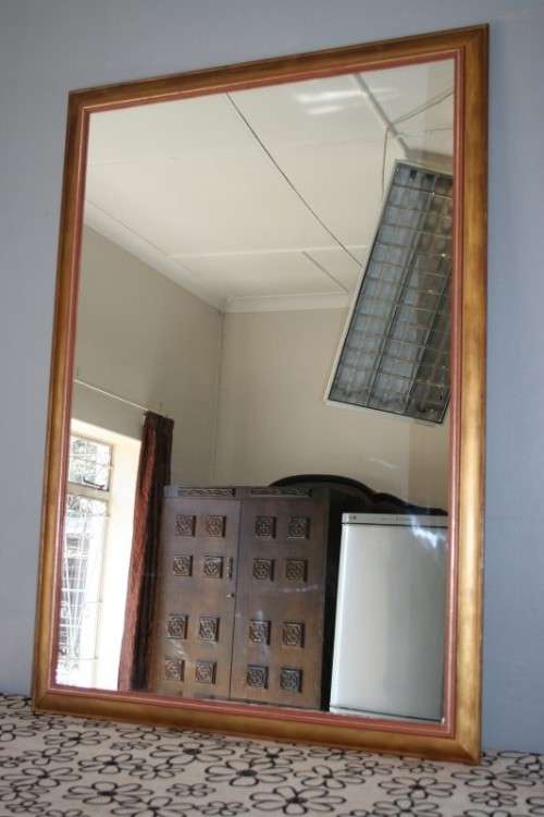 A FABULOUS GOLD/RED WALL MIRROR IN GREAT CONDITION, PERFECT FOR BATHROOM OR ENTRANCE HALL