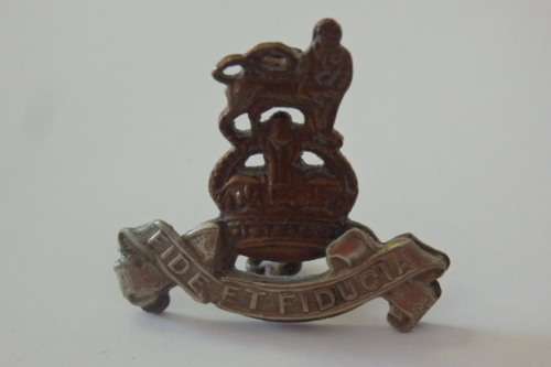 A SUPERB BRITISH BRASS ''COCKADE ROYAL ARMY PAY CORPS'' 'FIDE ET FIDUCIA' CAP BADGE