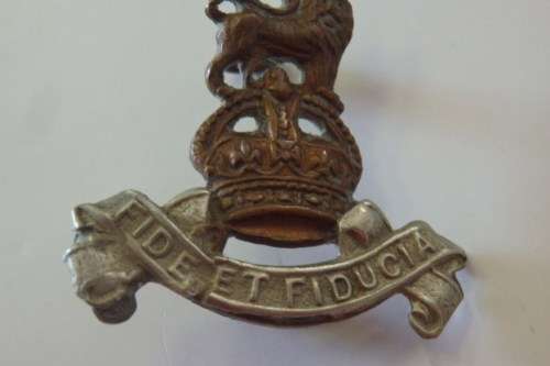 A SUPERB BRITISH BRASS ''COCKADE ROYAL ARMY PAY CORPS'' 'FIDE ET FIDUCIA' CAP BADGE