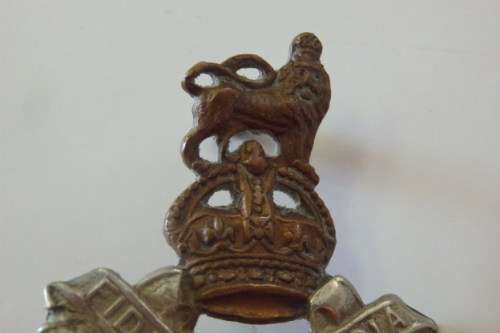 A SUPERB BRITISH BRASS ''COCKADE ROYAL ARMY PAY CORPS'' 'FIDE ET FIDUCIA' CAP BADGE