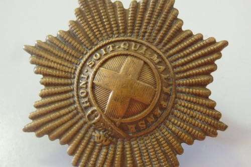 A STUNNING BRITISH (HONI SOIT MAL Y PENSE) COLDSTREAM GUARDS VALISE BRASS CAP BADGE