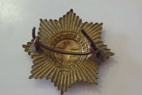 A STUNNING BRITISH (HONI SOIT MAL Y PENSE) COLDSTREAM GUARDS VALISE BRASS CAP BADGE