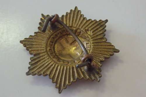 A STUNNING BRITISH (HONI SOIT MAL Y PENSE) COLDSTREAM GUARDS VALISE BRASS CAP BADGE