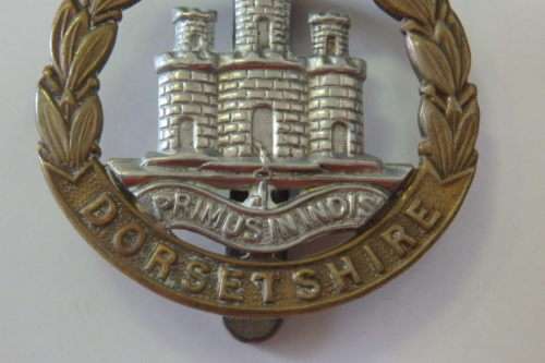 A STUNNING BRITISH MILITARY 'DORSETSHIRE REGIMENT' BI METAL CAP BADGE