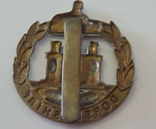 A STUNNING BRITISH MILITARY 'DORSETSHIRE REGIMENT' BI METAL CAP BADGE