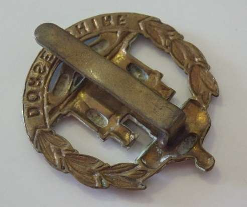 A STUNNING BRITISH MILITARY 'DORSETSHIRE REGIMENT' BI METAL CAP BADGE